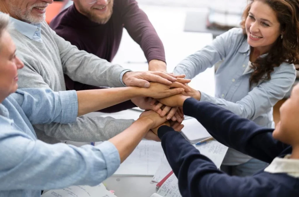 photo d'une équipe joyeuse suite à la conduite du changement