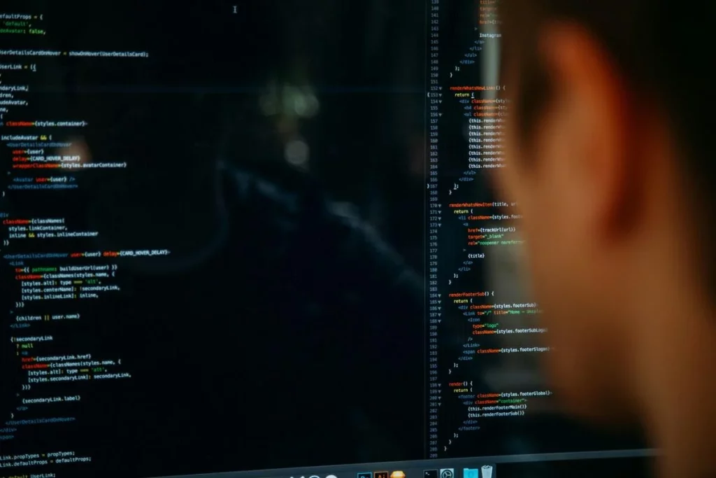 image d'un développeur devant un écran d'ordinateur utilisant du machine learning