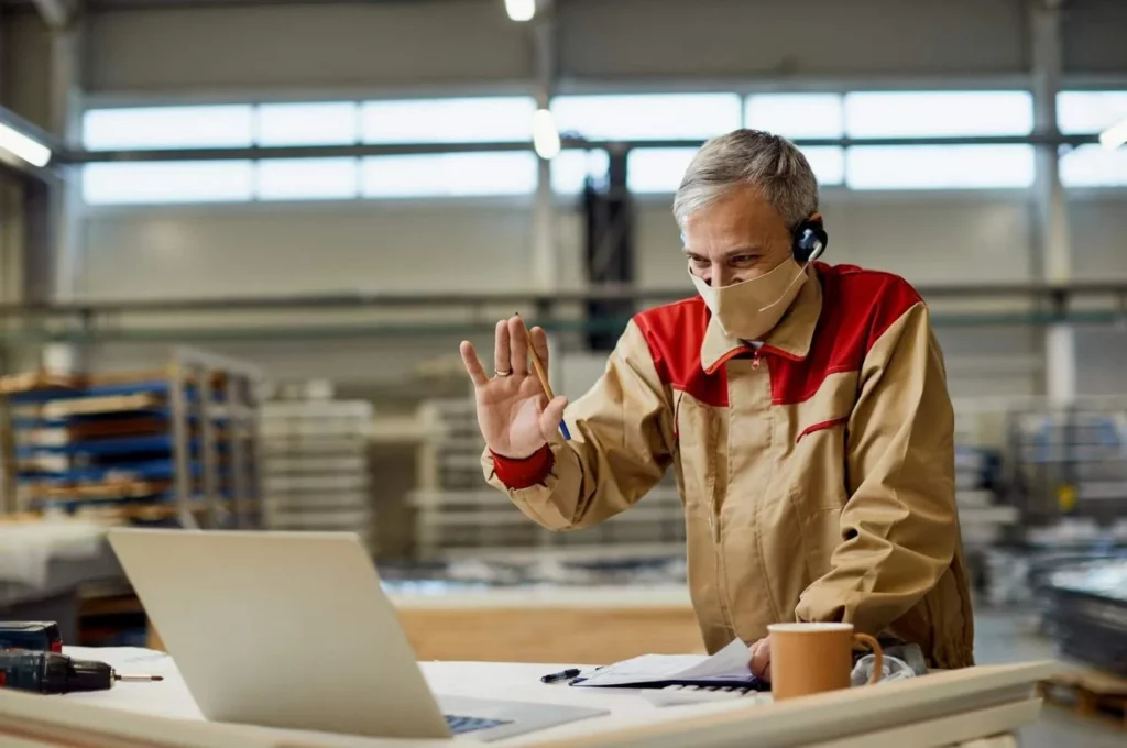 ouvrier travaillant sa maintenance prédictive