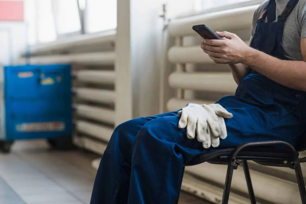 technicien discutant avec un client à distance pour la maintenance