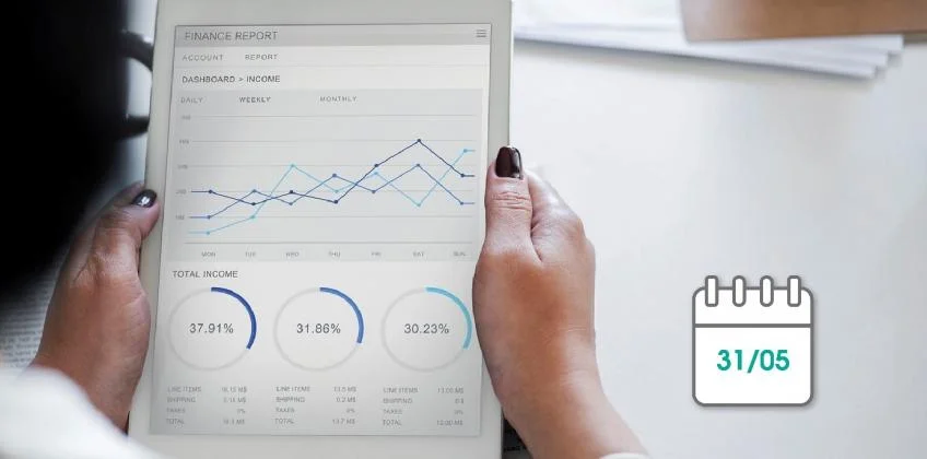 Image d'une personne tenant une tablette affichant un rapport financier avec des graphiques et des diagrammes, symbolisant un logiciel de rapport de maintenance.