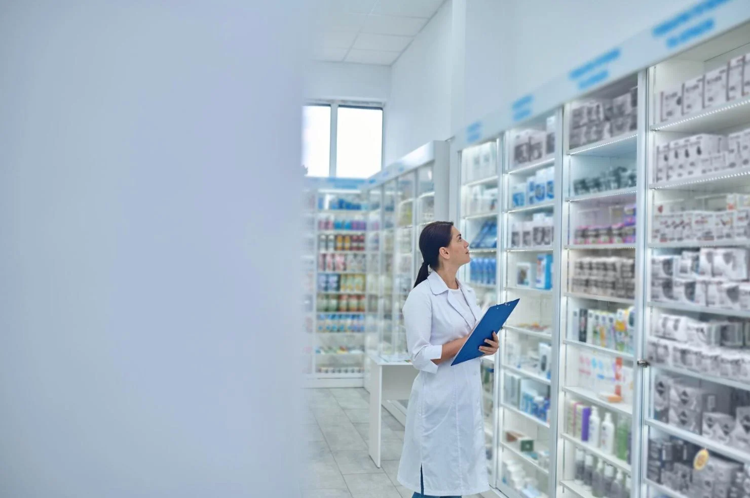 pharmacienne dans un laboratoire pharmaceutique utilisant l'intelligence artificielle